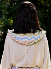 Vista de espalda del Cuello Guardián del Río con estampado de ondas y volante – Ale Ardila Studios