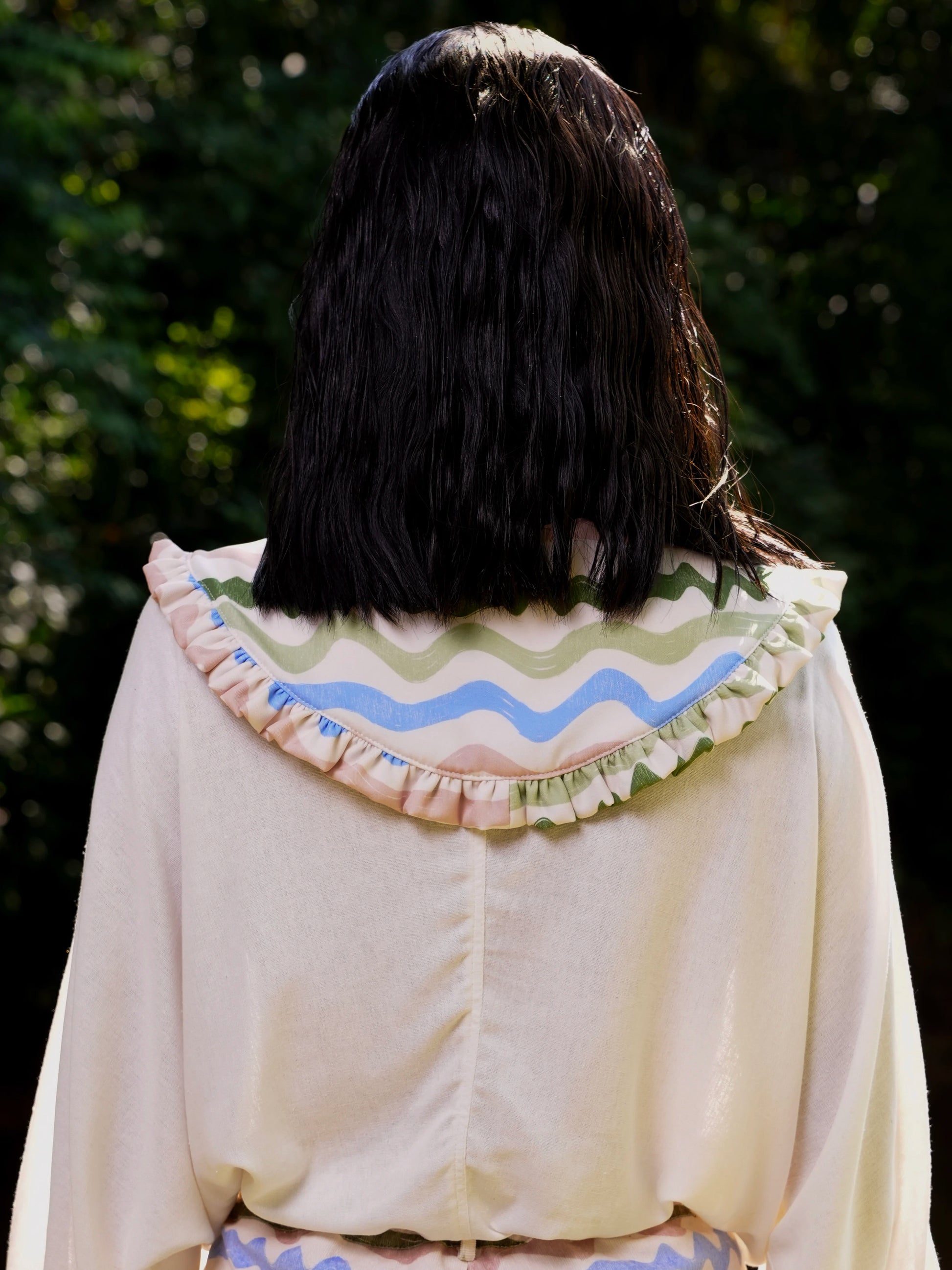 Vista de espalda del Cuello Guardián del Río con estampado de ondas y volante – Ale Ardila Studios
