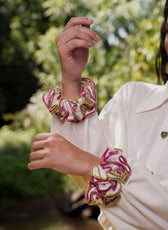 Detalle de los puños con volantes en fucsia y dorado de la Blusa Travesía en lino crema – Ale Ardila Studios