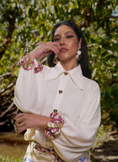 Blusa Travesía en lino crema con cuello puntiagudo y botones dorados en forma de corazón – Ale Ardila Studios