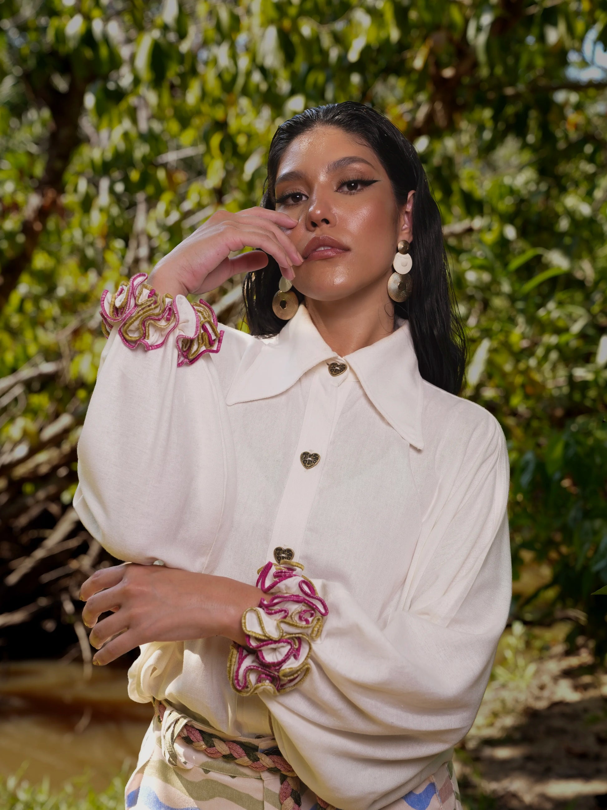 Blusa Travesía en lino crema con cuello puntiagudo y botones dorados en forma de corazón – Ale Ardila Studios