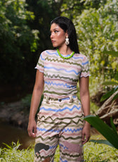 Blusa Malla Guardián del Río manga corta, vista frontal, estilizada con el pant a juego – Ale Ardila Studios