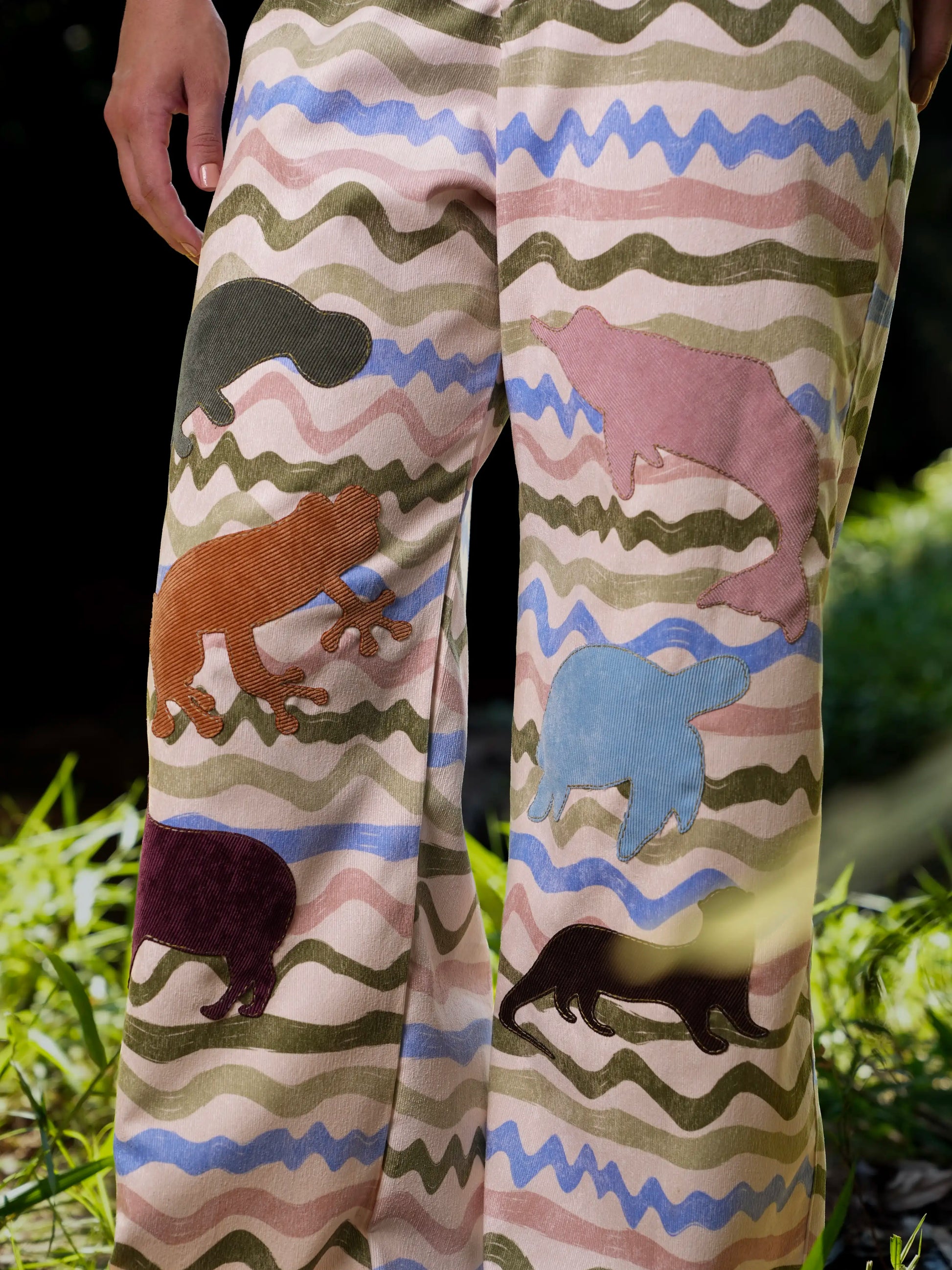 Pant Guardián del Río en micro pana con estampado de fauna amazónica sobre ondas, Ale Ardila Studios
