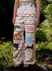 Pant Guardián del Río en micro pana con estampado de ondas, vista frontal – Ale Ardila Studios