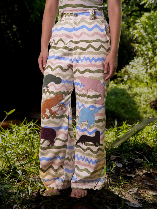 Pant Guardián del Río en micro pana con estampado de ondas, vista frontal – Ale Ardila Studios