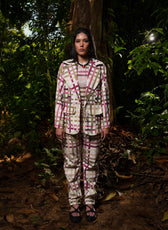 Blazer Victoria en micro pana estilizado con el conjunto a juego, vista frontal completa – Ale Ardila Studios