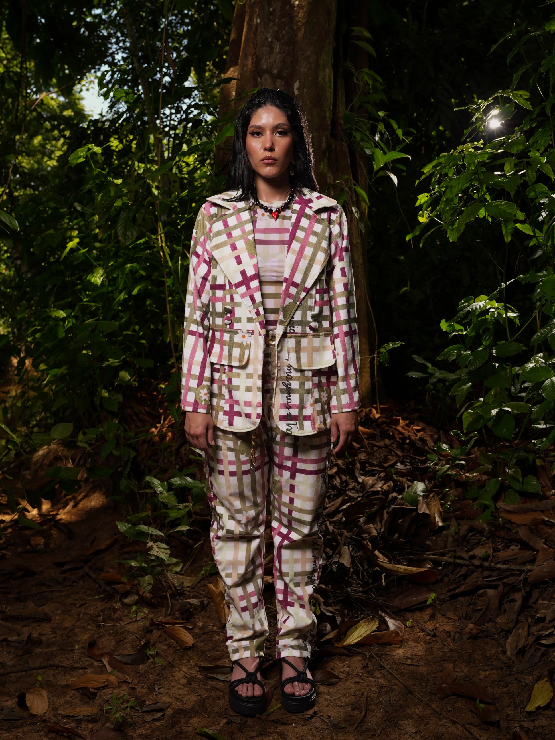 Blazer Victoria en micro pana estilizado con el conjunto a juego, vista frontal completa – Ale Ardila Studios