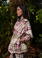 Vista de perfil del Blazer Victoria oversized en micro pana estampada – Ale Ardila Studios