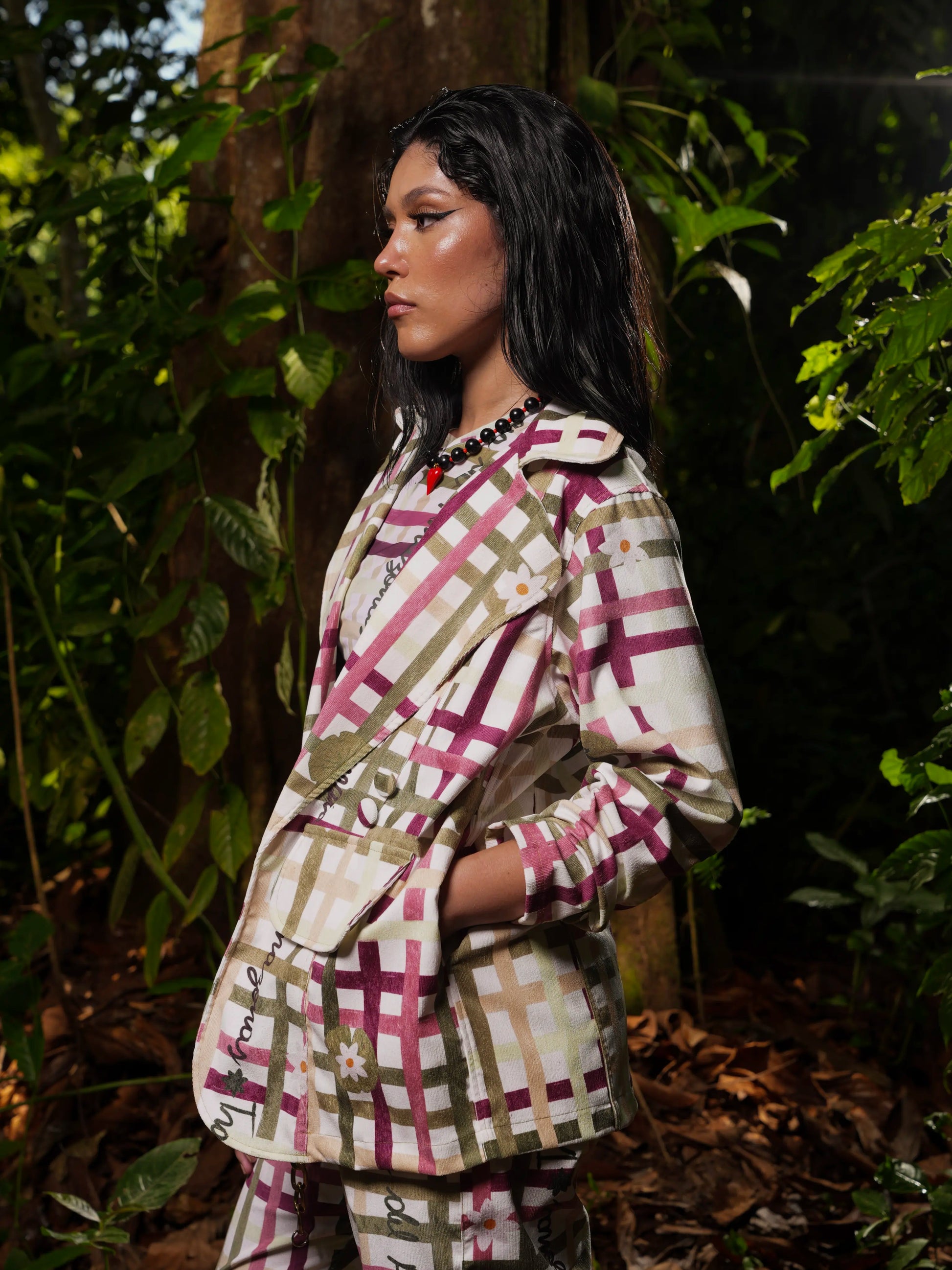 Vista de perfil del Blazer Victoria oversized en micro pana estampada – Ale Ardila Studios