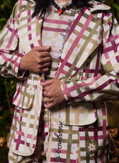 Detalle de la micro pana con el estampado de cuadros y margaritas del Blazer Victoria – Ale Ardila Studios