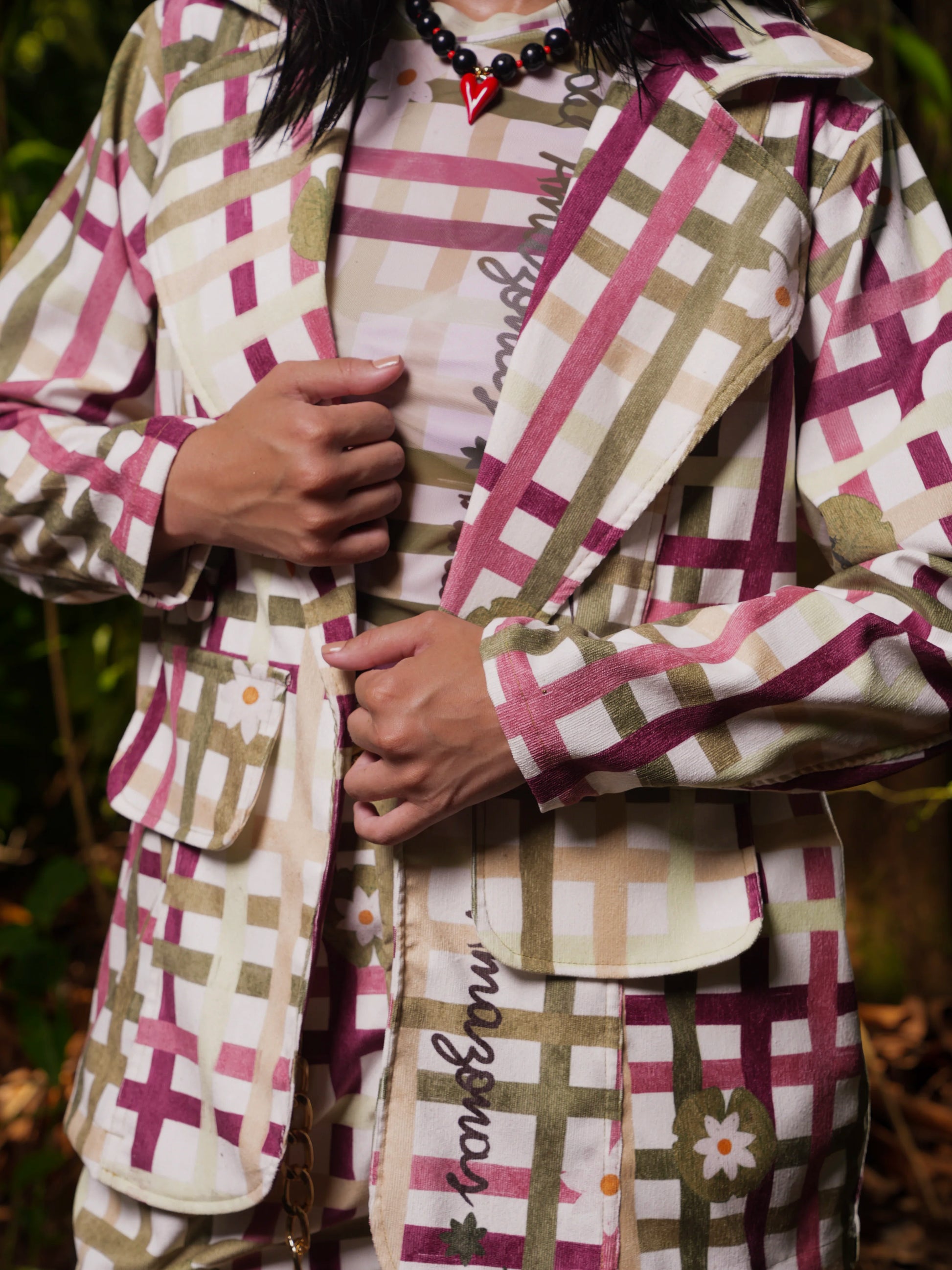 Detalle de la micro pana con el estampado de cuadros y margaritas del Blazer Victoria – Ale Ardila Studios