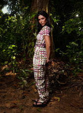 Pant Victoria en micro pana con estampado de cuadros, vista lateral de cuerpo completo – Ale Ardila Studios