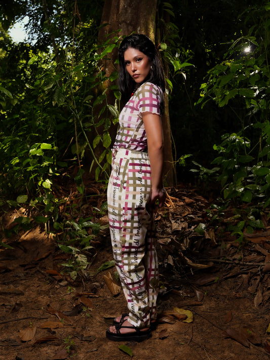 Pant Victoria en micro pana con estampado de cuadros, vista lateral de cuerpo completo – Ale Ardila Studios