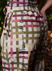 Detalle trasero del Pant Victoria con resorte en la pretina y bolsillo de parche – Ale Ardila Studios