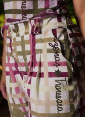 Detalle del talle con pinzas, botón corazón y bolsillo en onda del Pant Victoria – Ale Ardila Studios