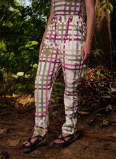 Pant Victoria en micro pana semi entubado con estampado de cuadros, vista frontal – Ale Ardila Studios