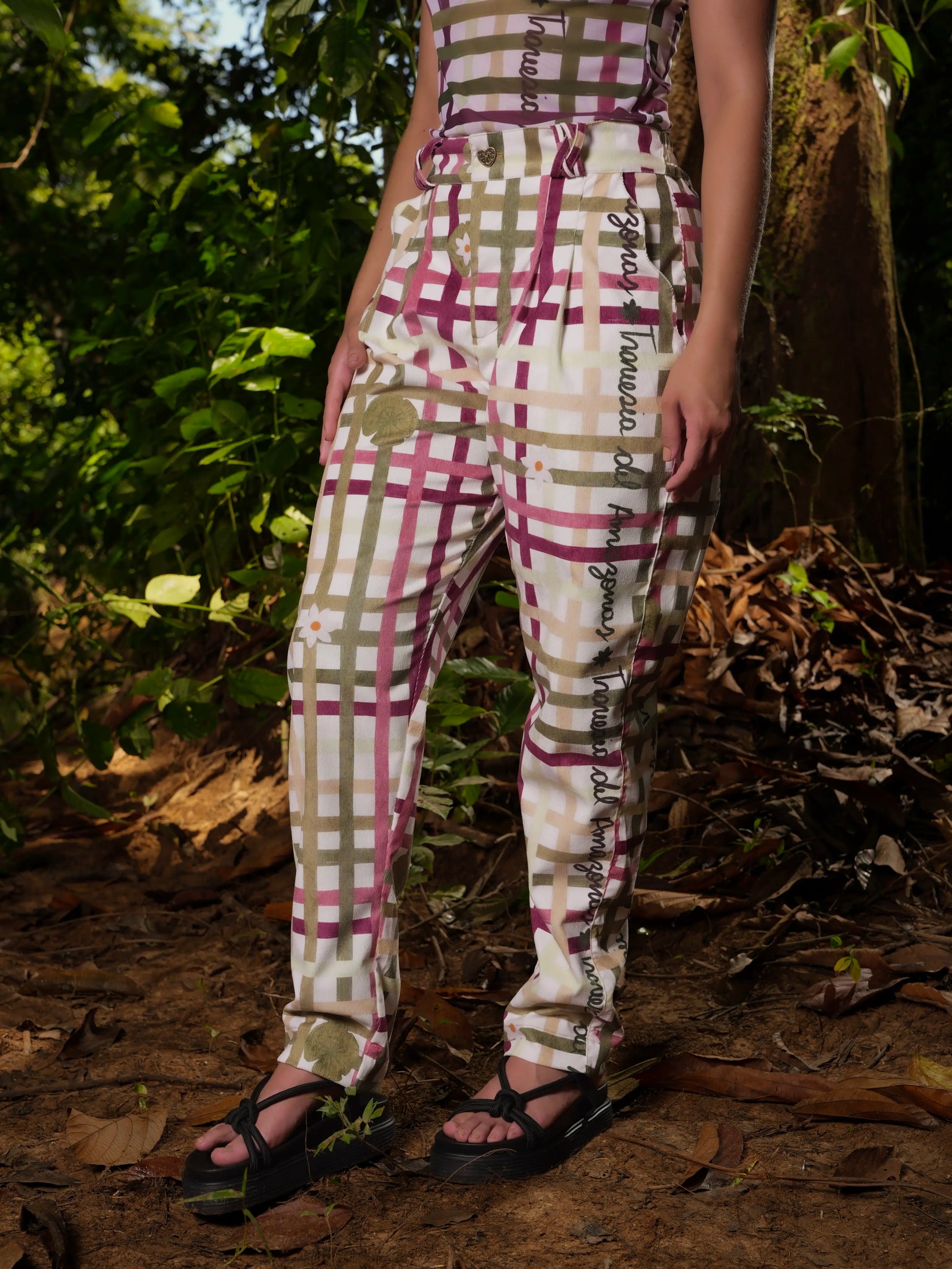 Pant Victoria en micro pana semi entubado con estampado de cuadros, vista frontal – Ale Ardila Studios