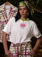 Camiseta Victoria oversize en algodón crema con la flor Victoria Regia al frente, vista frontal – Ale Ardila Studios