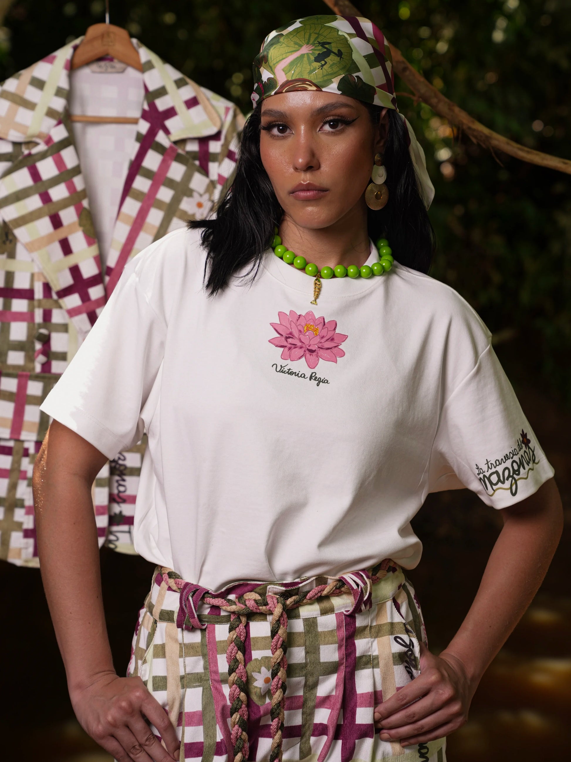 Camiseta Victoria oversize en algodón crema con la flor Victoria Regia al frente, vista frontal – Ale Ardila Studios