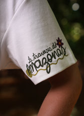 Detalle de la manga con la firma 'la travesía del Amazonas' de la Camiseta Victoria – Ale Ardila Studios