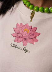 Detalle del estampado frontal de la flor Victoria Regia en algodón crema – Ale Ardila Studios