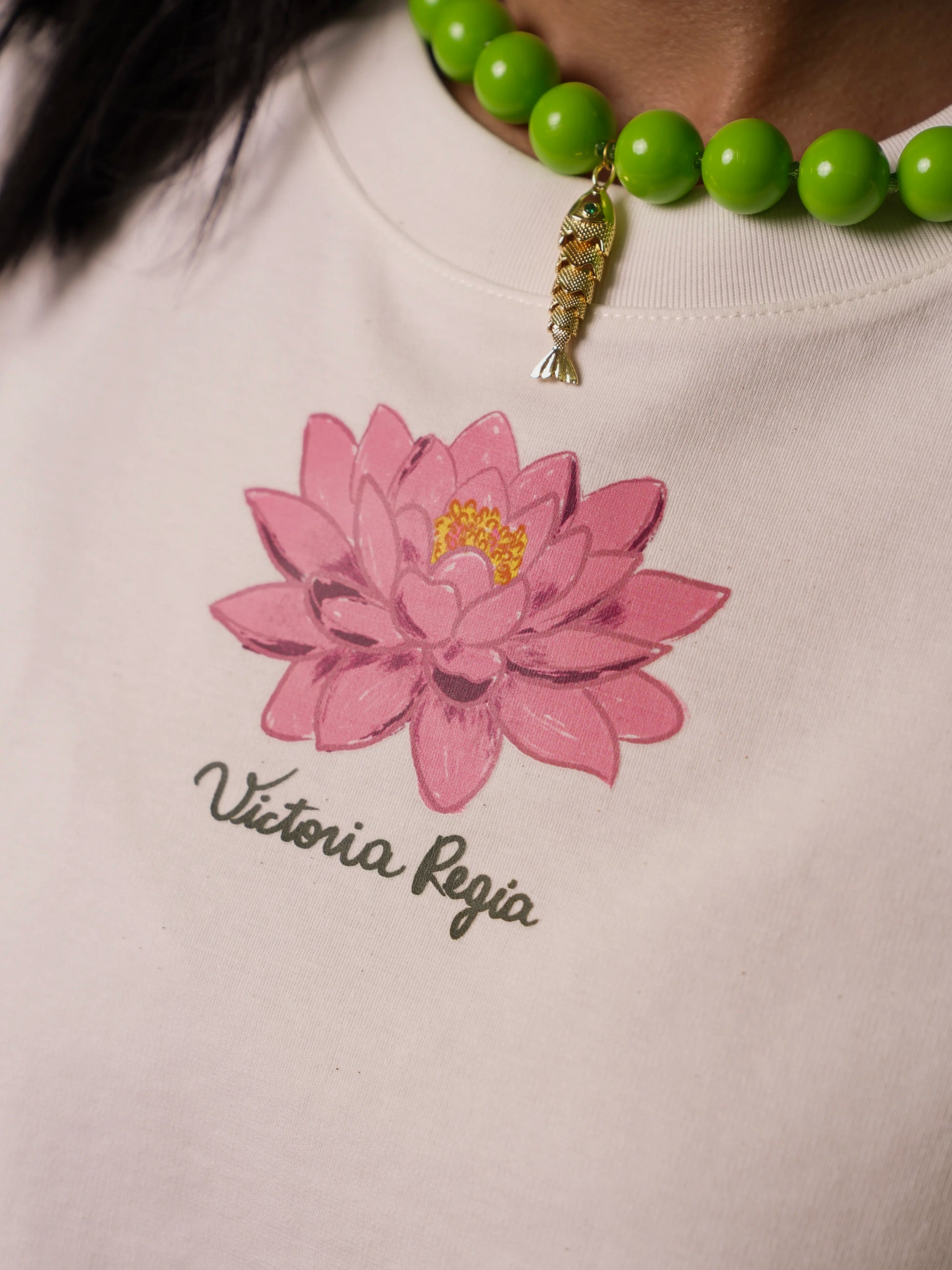 Detalle del estampado frontal de la flor Victoria Regia en algodón crema – Ale Ardila Studios