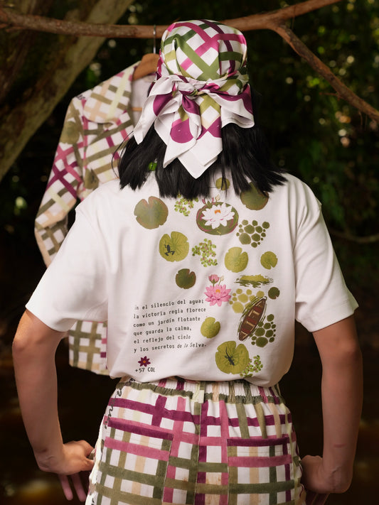 Vista de espalda de la Camiseta Victoria con el poema y los nenúfares de la Victoria Amazónica – Ale Ardila Studios