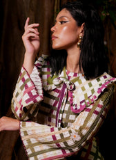 Cuello Victoria desmontable con estampado de cuadros y acabado fruncido, vista de tres cuartos – Ale Ardila Studios
