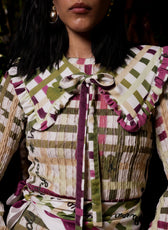 Detalle frontal del Cuello Victoria con estampado de cuadros y tiras para anudar – Ale Ardila Studios