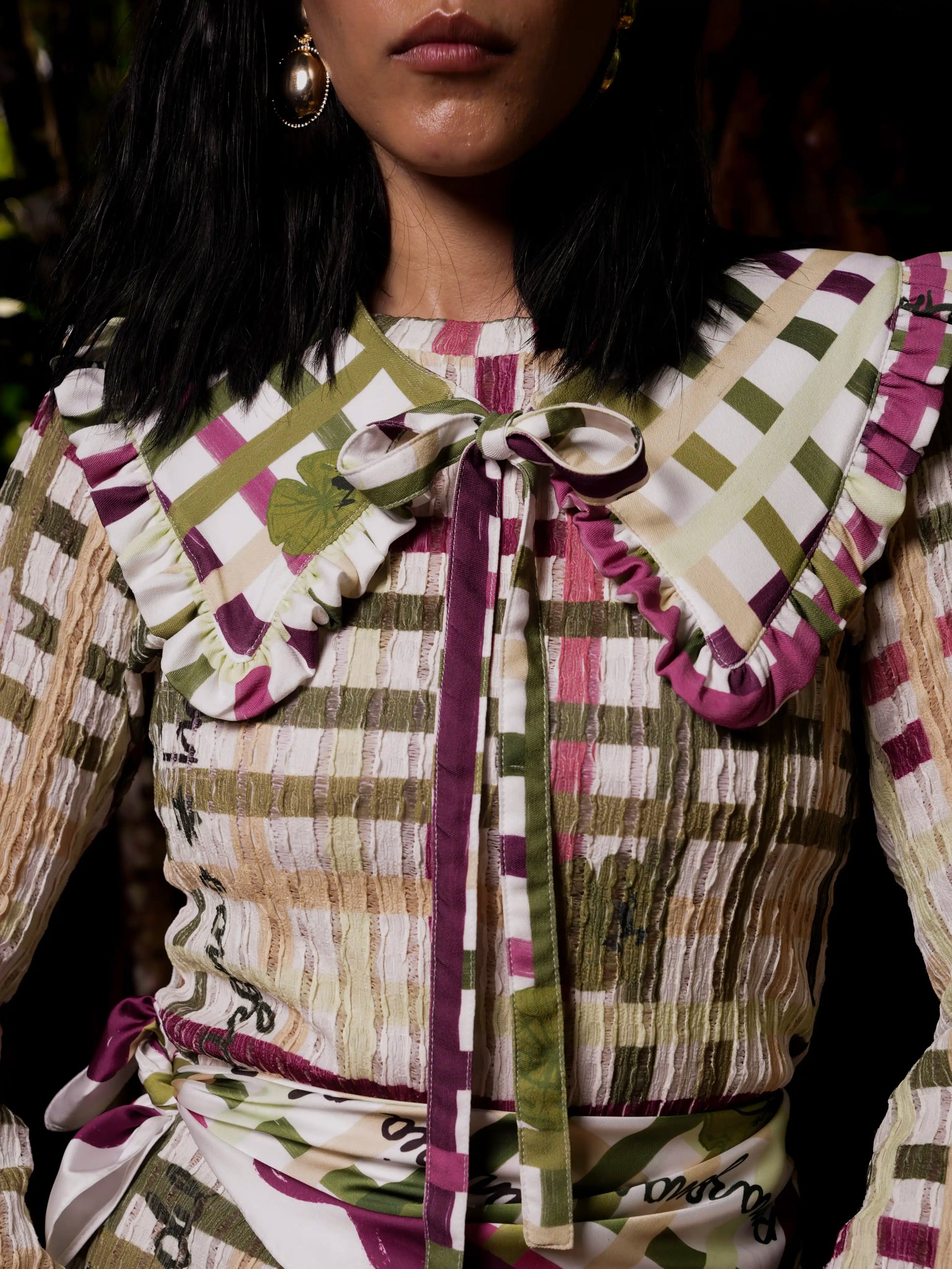 Detalle frontal del Cuello Victoria con estampado de cuadros y tiras para anudar – Ale Ardila Studios