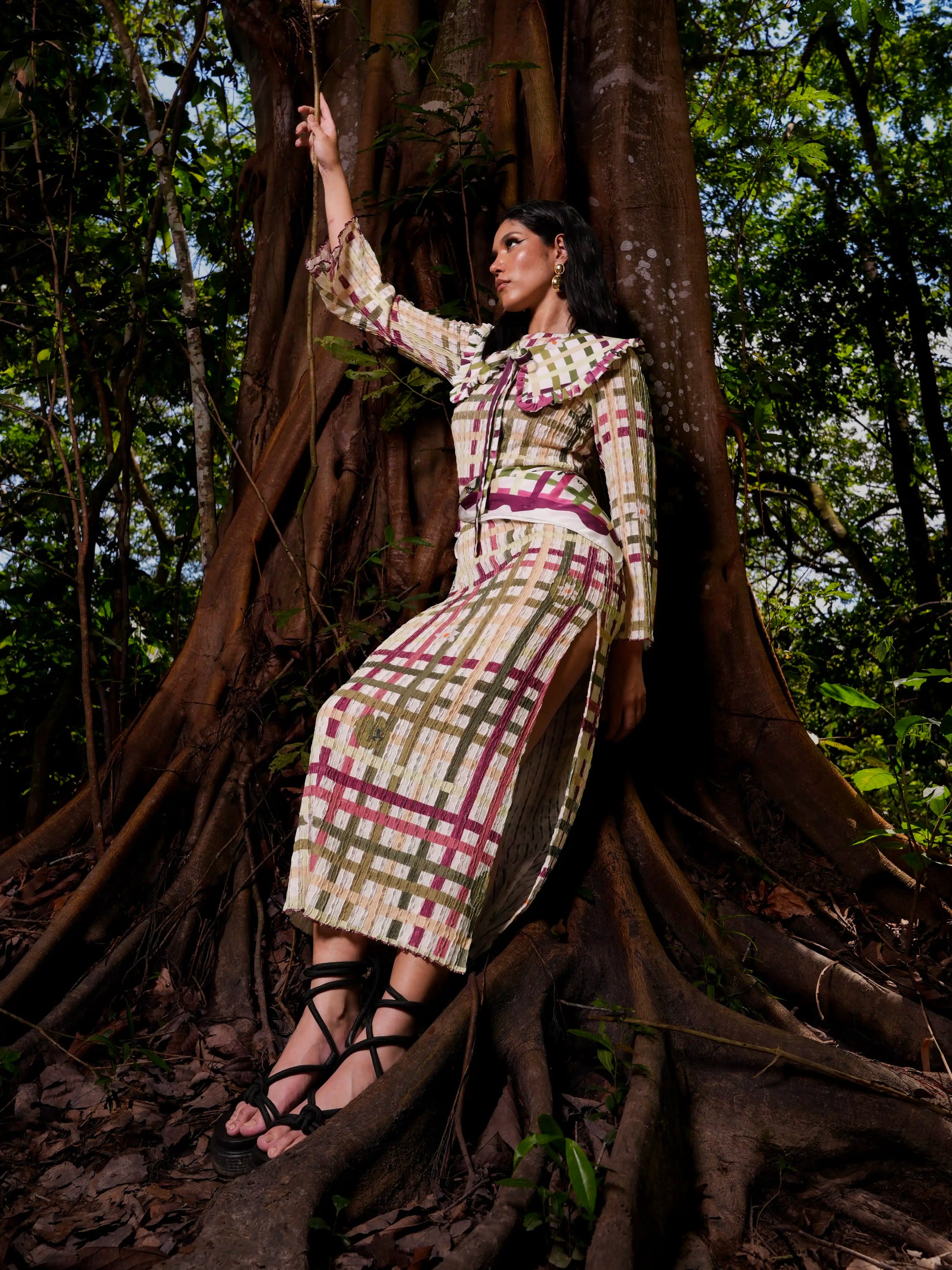 Vestido Victoria estilizado con el Cuello Victoria, look completo – Ale Ardila Studios