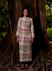 Vestido Victoria largo en tejido de punto con estampado de cuadros, vista frontal – Ale Ardila Studios
