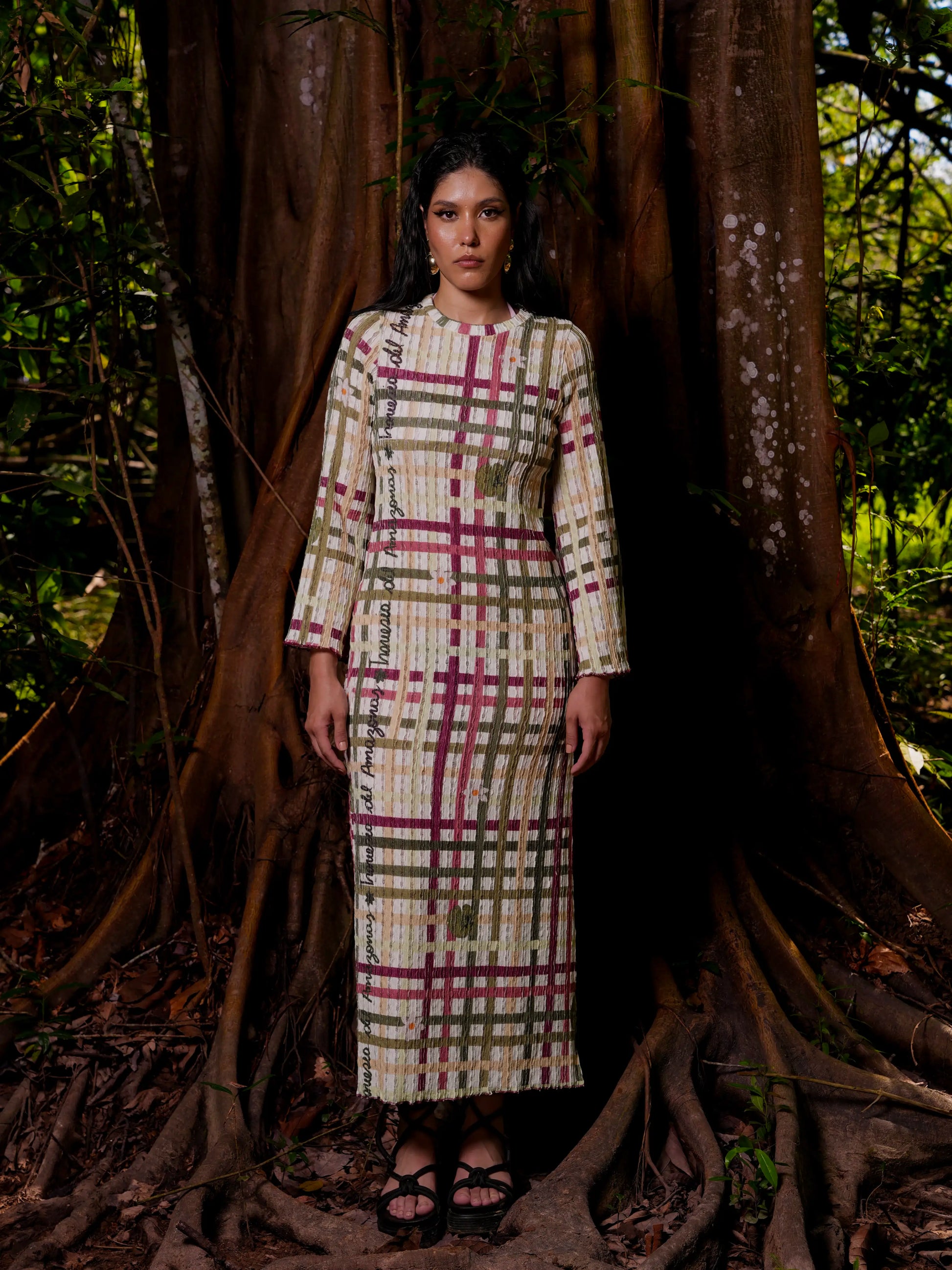 Vestido Victoria largo en tejido de punto con estampado de cuadros, vista frontal – Ale Ardila Studios