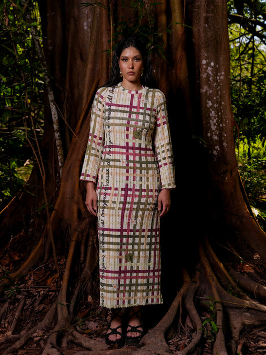Vestido Victoria largo en tejido de punto con estampado de cuadros, vista frontal – Ale Ardila Studios