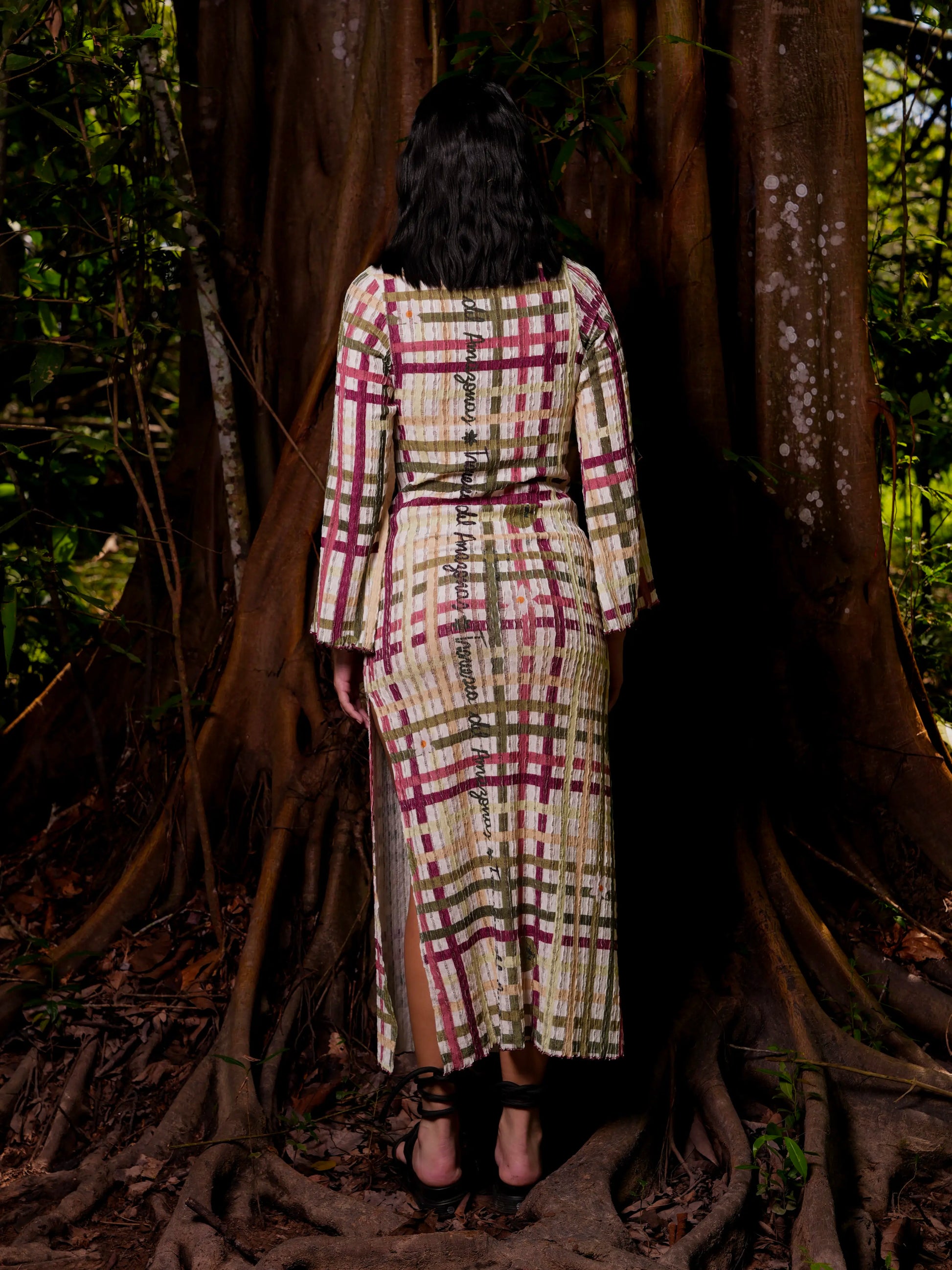 Vista de espalda del Vestido Victoria largo en tejido de punto – Ale Ardila Studios