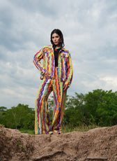 Chaqueta Denim El Río con el pant a juego, look completo multicolor, vista frontal – Ale Ardila Studios