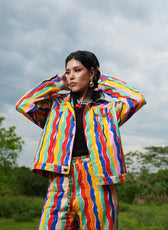 Chaqueta Denim El Río oversized con estampado de rayas multicolor, vista frontal – Ale Ardila Studios