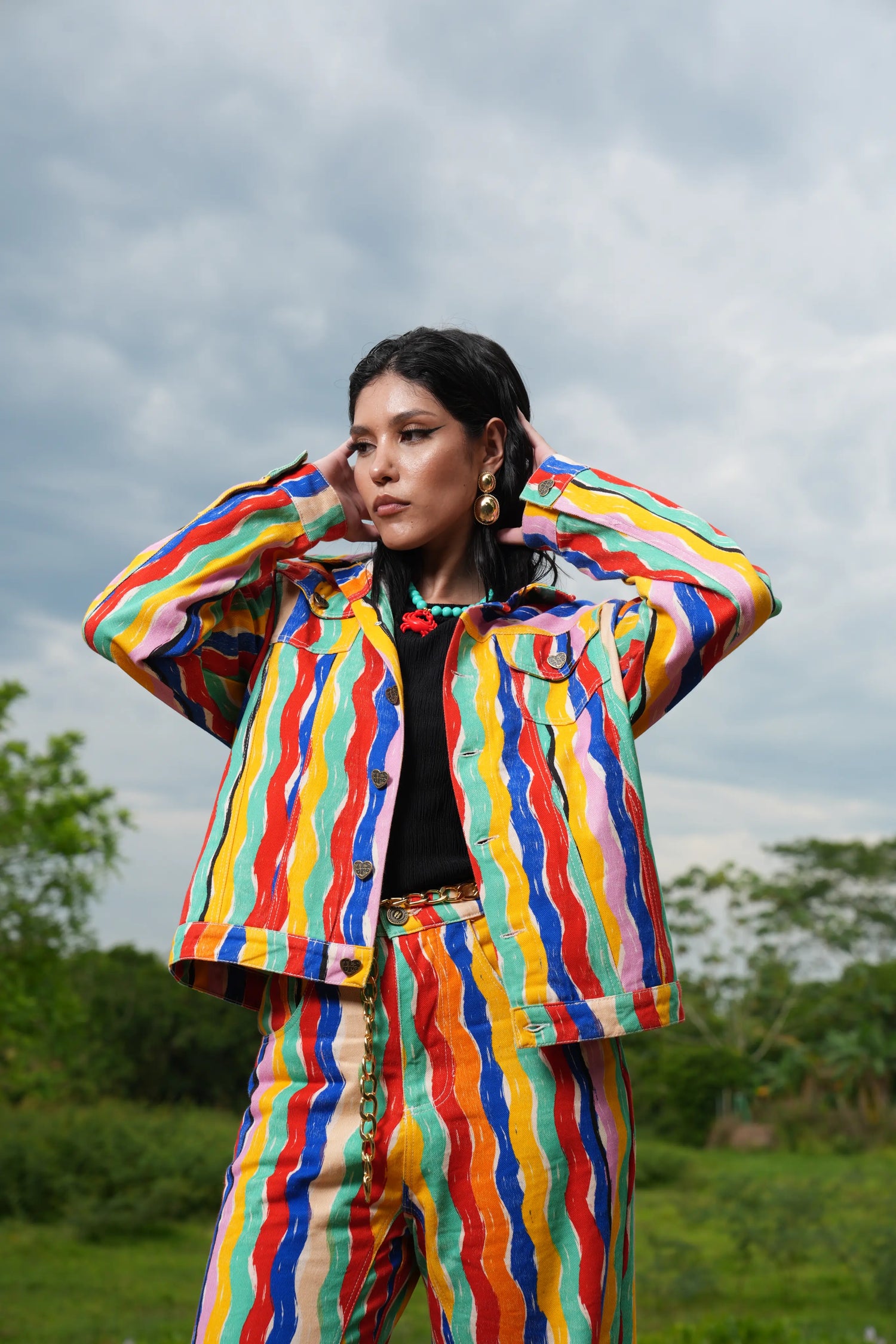 Chaqueta Denim El Río oversized con estampado de rayas multicolor, vista frontal – Ale Ardila Studios