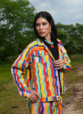 Chaqueta Denim El Río oversized abierta sobre top negro, vista de tres cuartos – Ale Ardila Studios