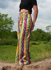 Pant Denim El Río de pierna amplia con estampado de rayas multicolor, vista lateral – Ale Ardila Studios