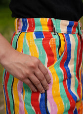 Detalle del bolsillo frontal y el estampado de rayas multicolor del Pant Denim El Río – Ale Ardila Studios