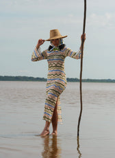 Vestido Guardián del Río largo con abertura lateral, look completo de cuerpo entero en el río – Ale Ardila Studios