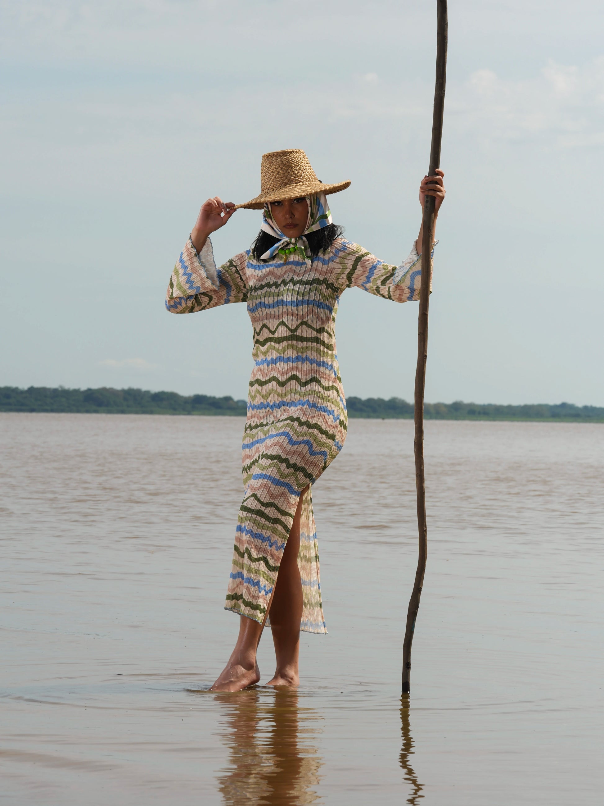 Vestido Guardián del Río en tejido de punto con estampado de ondas en tonos amazónicos, Ale Ardila Studios