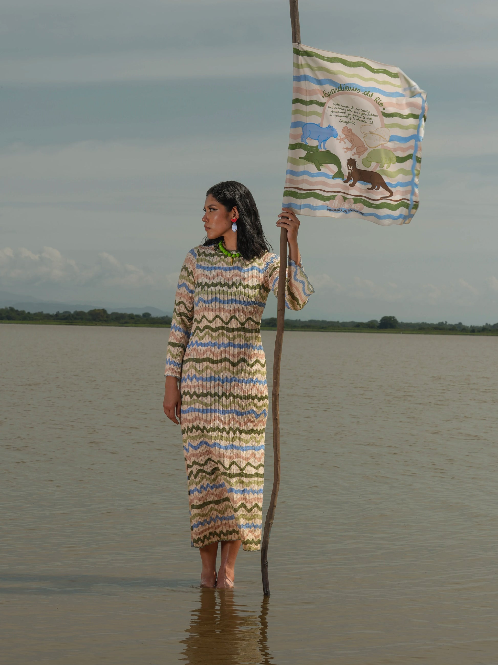 Pañoleta Guardián del Río usada como bandera junto al Vestido Guardián del Río – Ale Ardila Studios