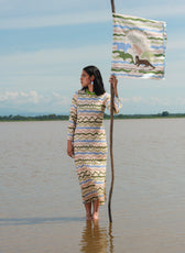 Vestido Guardián del Río en tejido de punto con estampado de ondas, vista frontal – Ale Ardila Studios