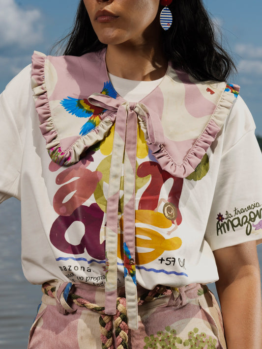 Cuello Cielo Amazónico desmontable con estampado de guacamayas y acabado fruncido, vista frontal – Ale Ardila Studios