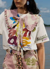 Camiseta Amazonas en algodón crema estilizada con el cuello estampado, vista frontal – Ale Ardila Studios