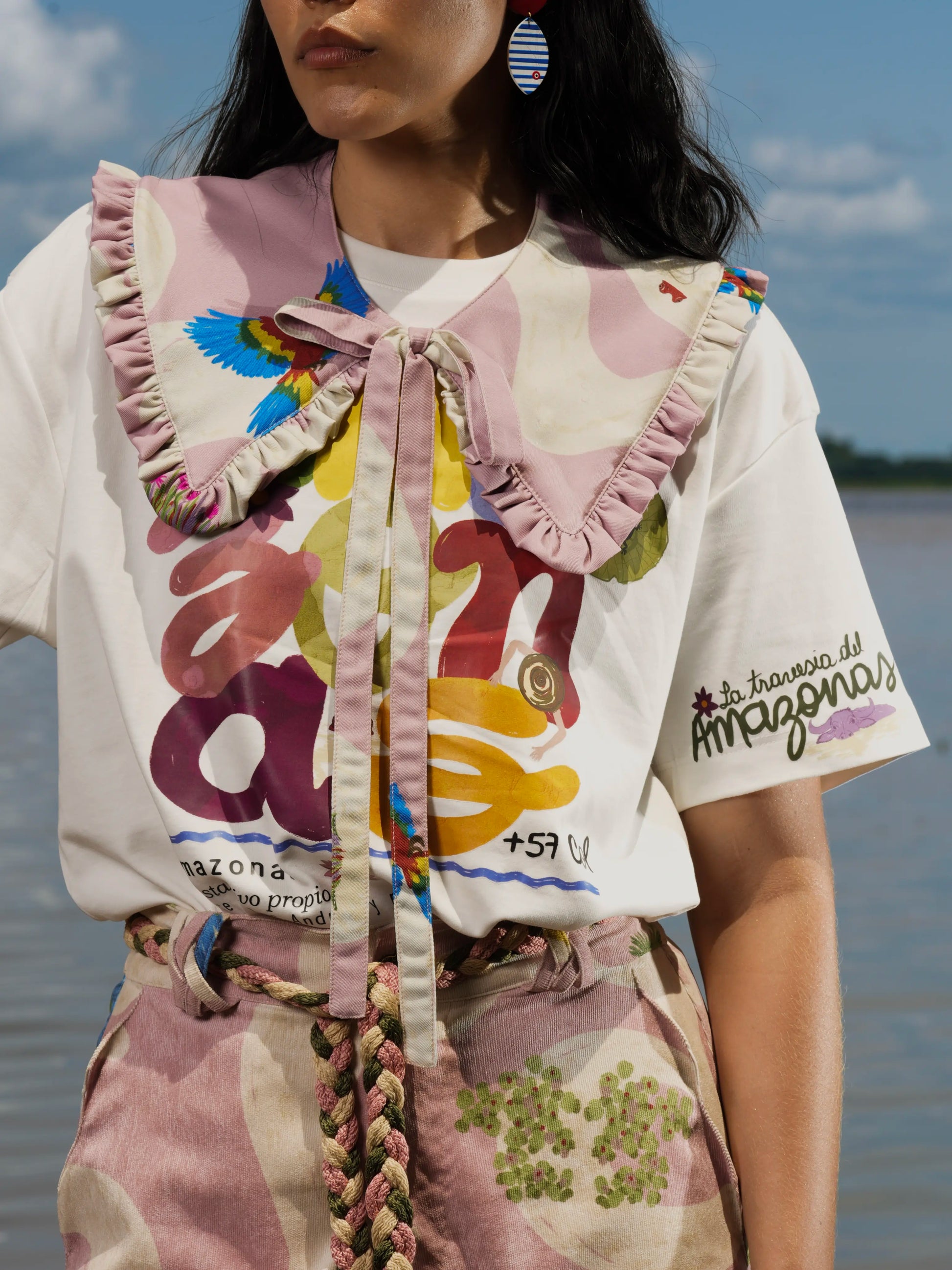 Camiseta Amazonas en algodón crema estilizada con el cuello estampado, vista frontal – Ale Ardila Studios