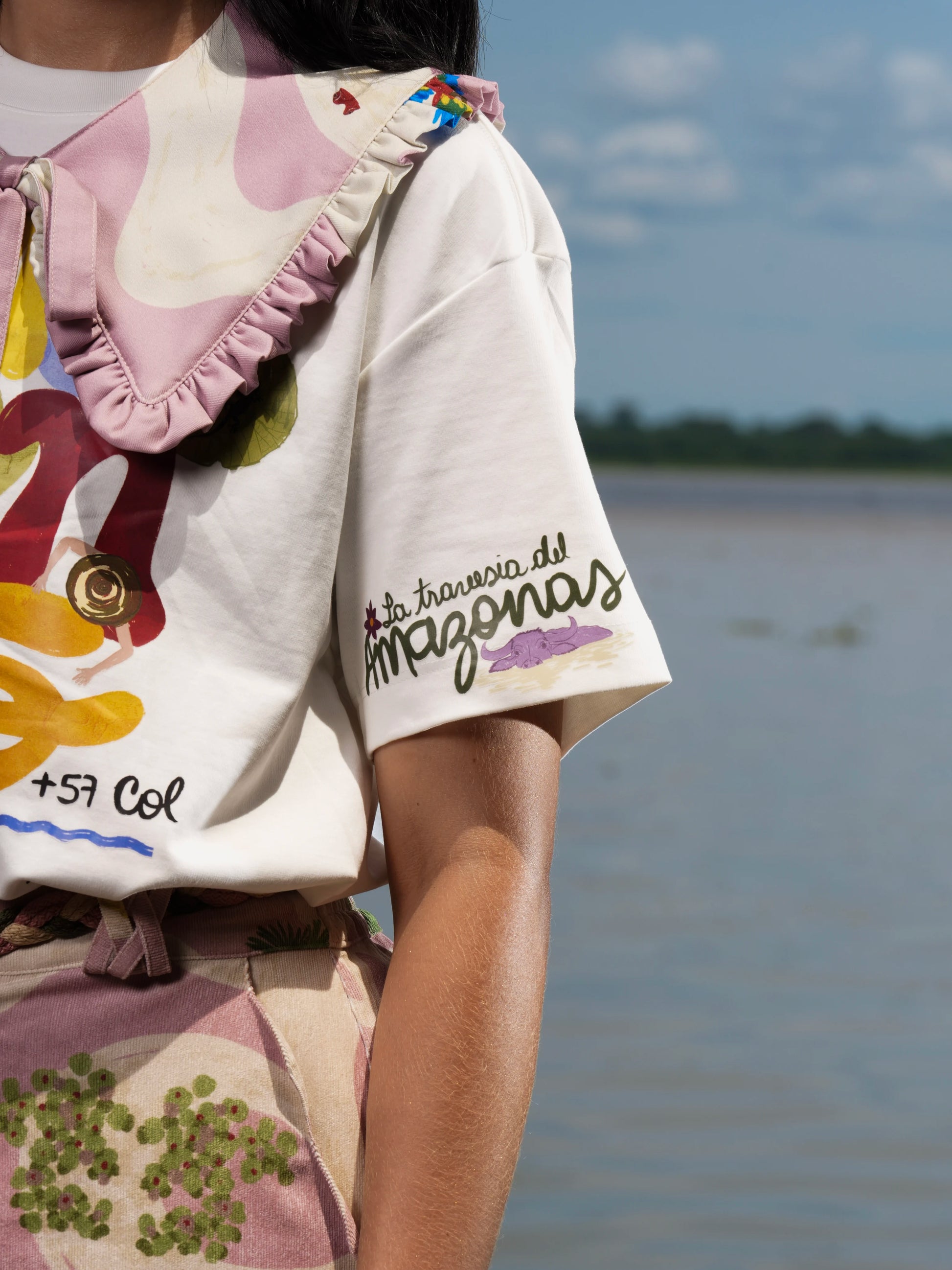 Detalle de la manga con la firma 'la travesía del Amazonas' y un delfín rosado – Ale Ardila Studios