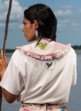 Vista de espalda del Cuello Cielo Amazónico con estampado de guacamayas y volante – Ale Ardila Studios